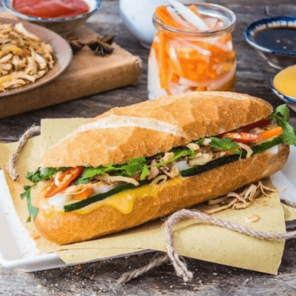 Bánh mì gà xé nước tương