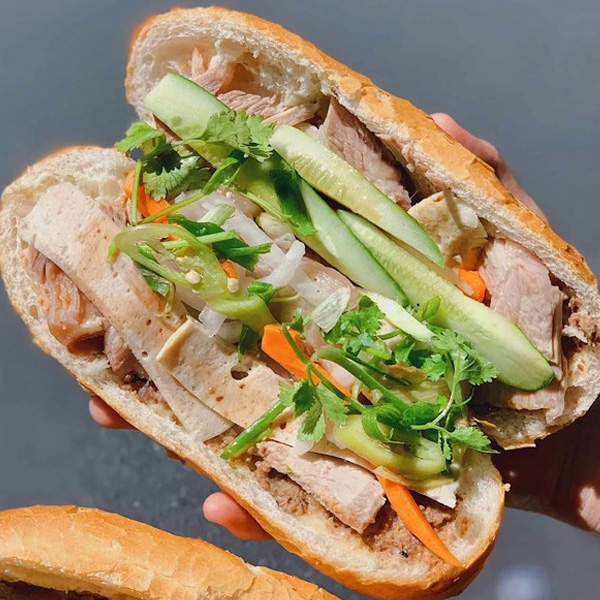 Bánh mì chả lụa xá xíu